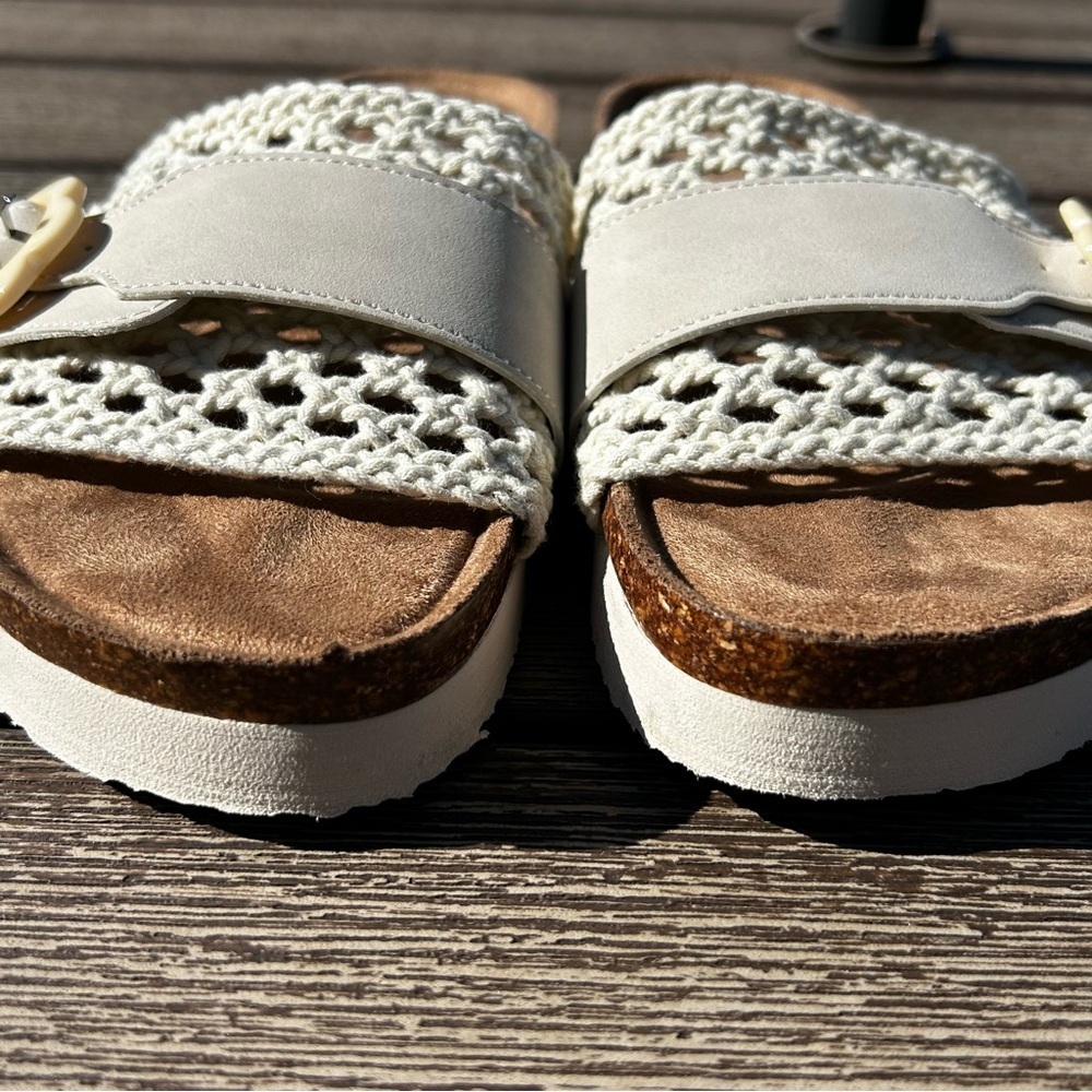 Rocket Dog Beige and Cream Woven Sandals 1 1/2” Platform Size 8 - Picture 4 of 9